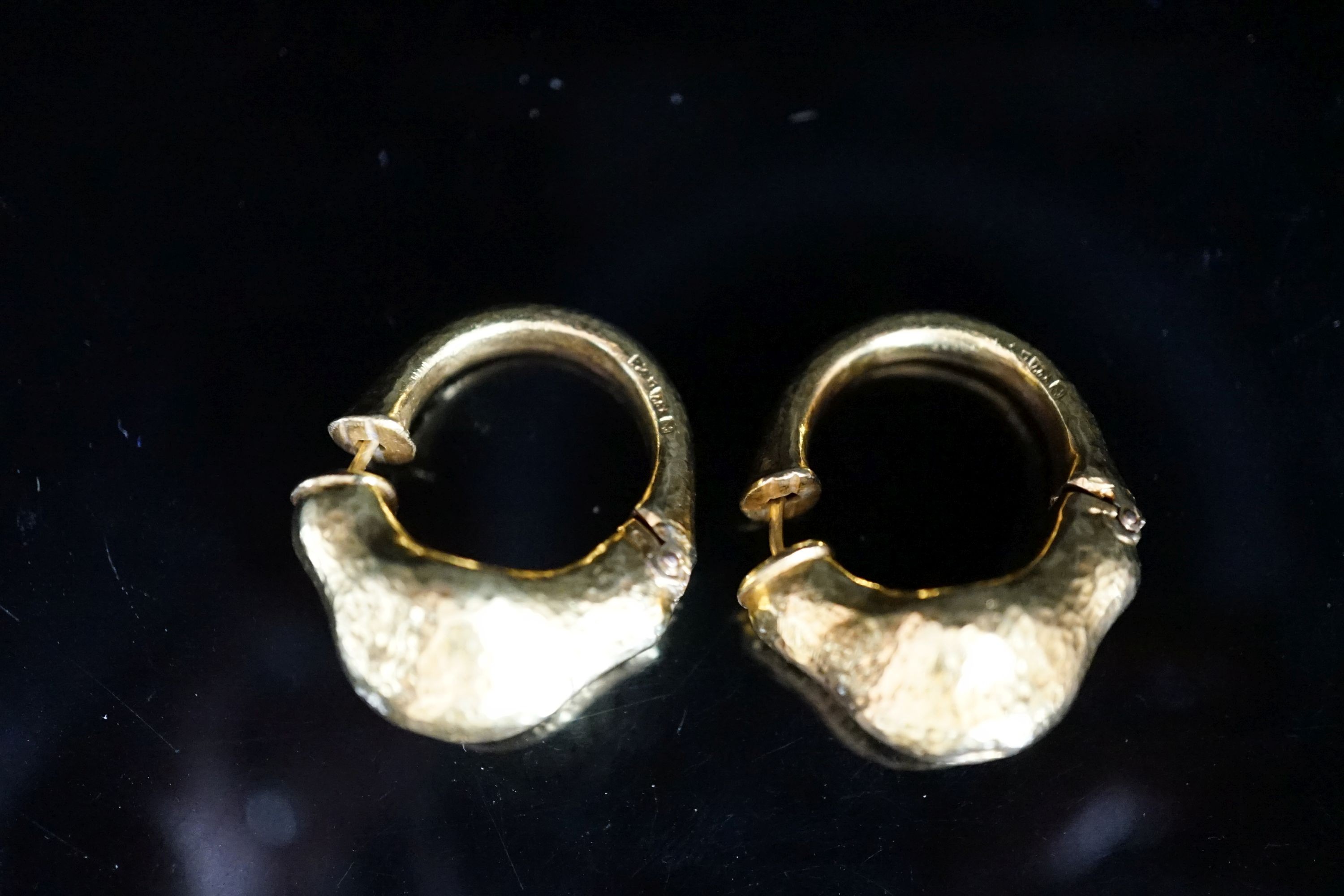 Ilias Lalaounis: a pair of planished yellow metal (stamped K22) ear rings, 30mm, 18 grams, signed.